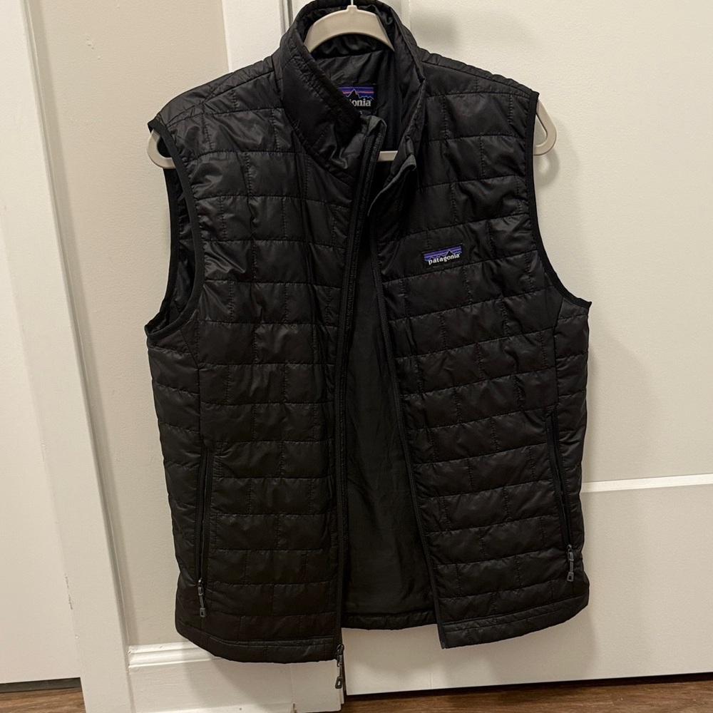 Patagonia Men's Black Insulated Vest